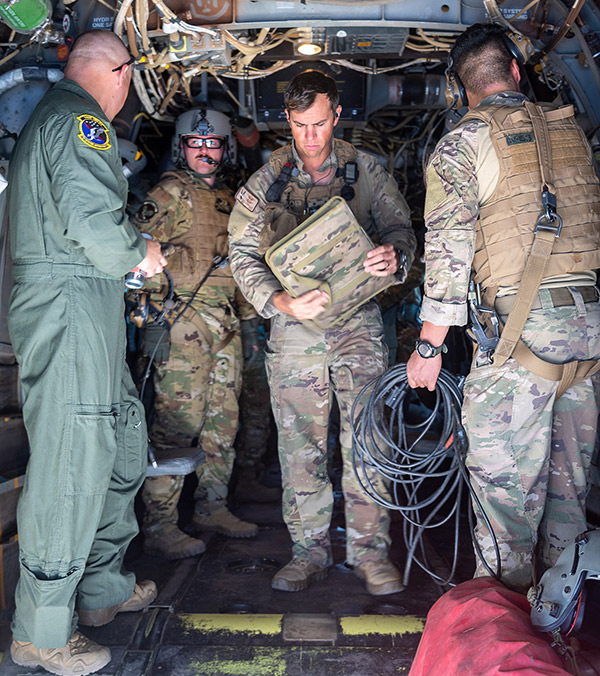 01_Niger_Seal_Team_Six_Philip_Walton_Distinguished_Flying_Cross_Support_Our_roops.jpg