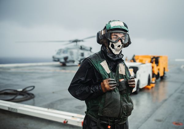 02_Aviation_Boatswains_Mate_Launching_and_Recovery_USS_George_Washington_Support_Our_Troops.jpg