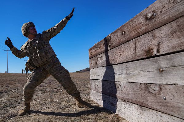 06_army_marines_basic_combat_training_live_grenade_throwing_support_our_troops.jpg