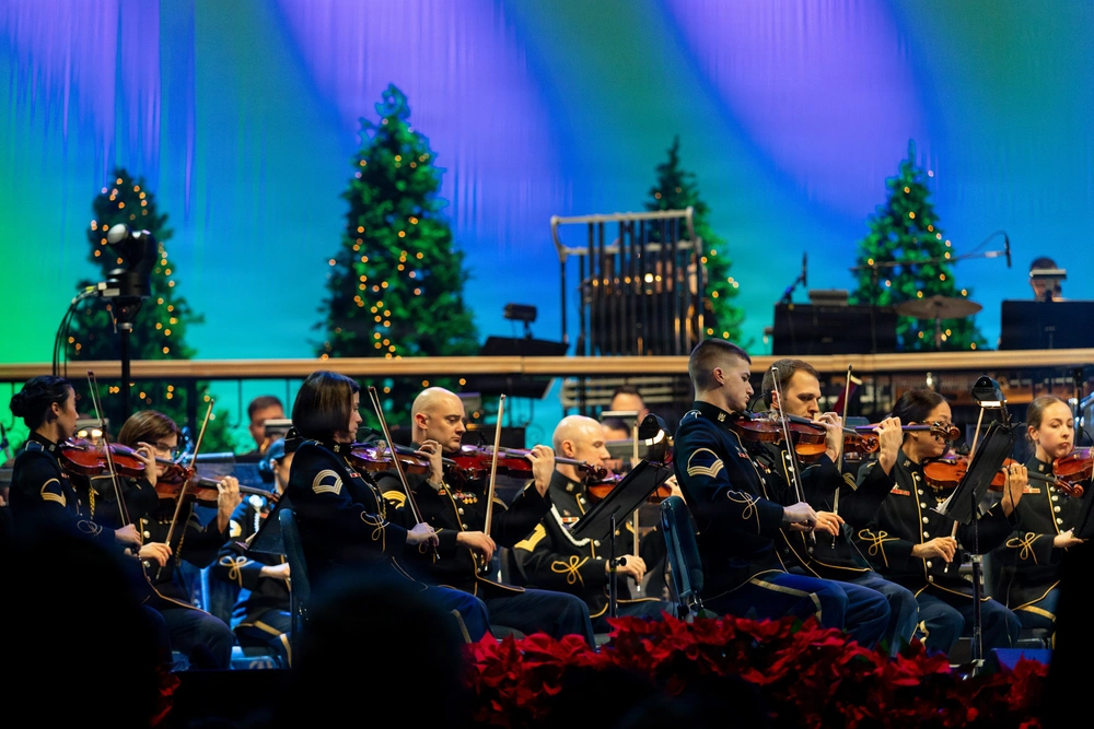 25 12 10 american holiday festival support our troops inc.avif