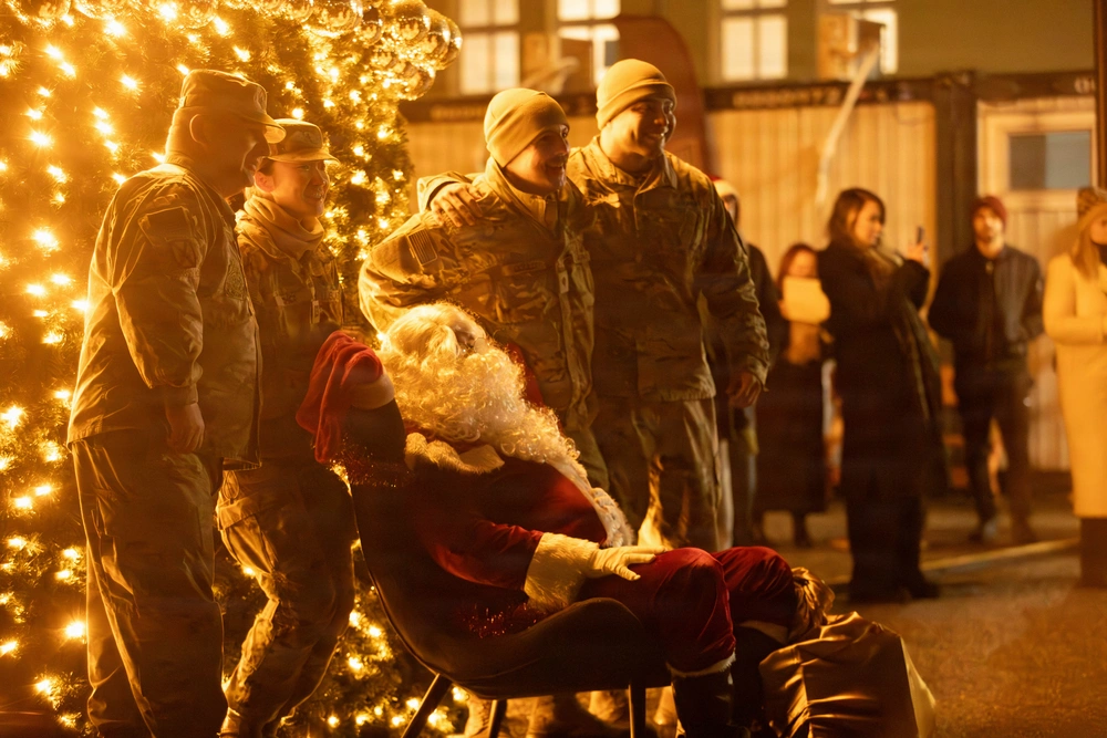 25 12 10 polish tree lighting support our troops inc.avif